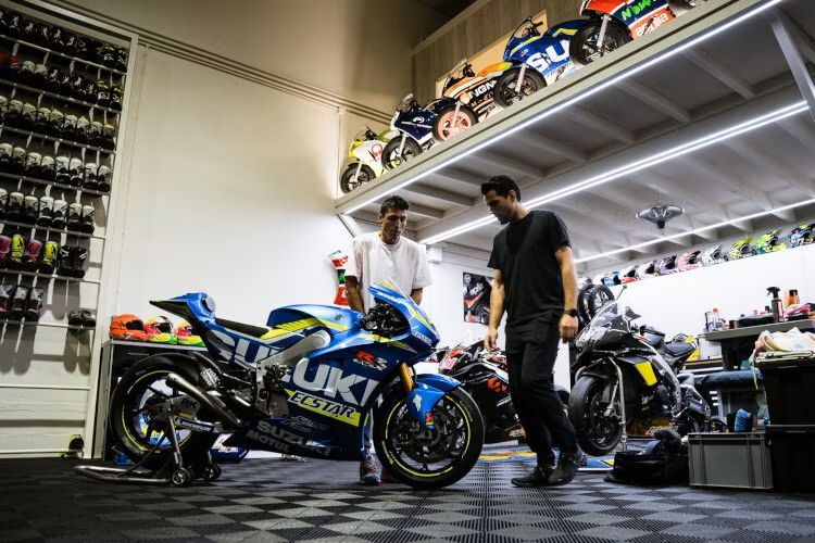 Aleix Espargaro mendapatkan hadiah berupa satu unit motor MotoGP Suzuki GSX-RR