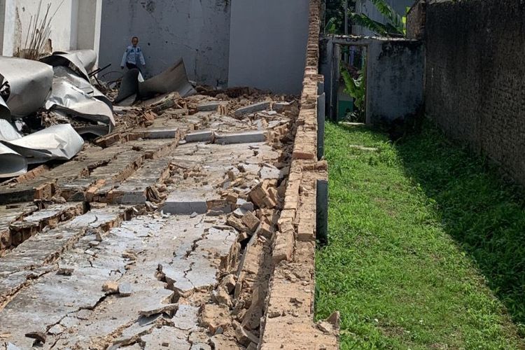 Tembok di Lapas Kelas II B Cianjur, Jawa Barat roboh imbas gempa magnitudo 5,6 yang mengguncang wilayah tersebut dan sekitarnya kemarin, Senin (21/11/2022) 