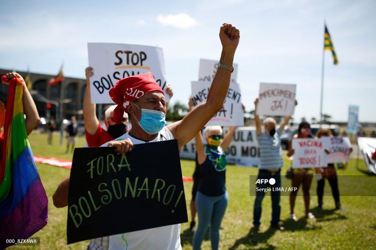 Demonstran memprotes Presiden Brasil Jair Bolsonaro dan penanganannya terhadap pandemi virus corona di Brasilia, pada  Minggu (31/1/2021). Covid-19 telah menewaskan sedikitnya 2.219.793 orang di seluruh dunia, termasuk 223.945 di Brasil, sejak wabah itu muncul di China pada Desember 2019, menurut penghitungan dari sumber resmi yang dikumpulkan oleh AFP.