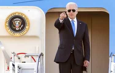 Presiden AS Joe Biden akan menaiki pesawat Air Force One Boeing 747 setelah KTT AS - Rusia dengan Presiden Rusia Vladimir Putin di Jenewa, Swiss, Rabu, 16 Juni 2021. 