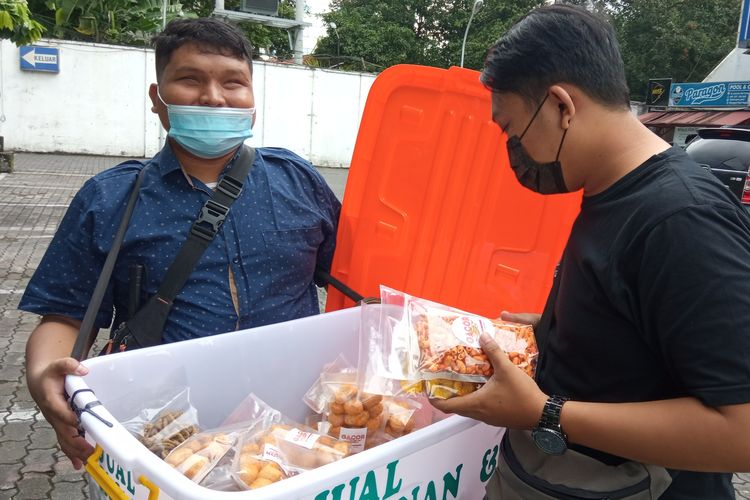 Gilang, pantang menyerah di tengah kesulitan ekonomi di masa pandemi. Begini semangat Gilang saat ditemui sedang berjualan makanan ringan (snack) keliling di sekitar Jalan Laksda Adi Sucipto, Yogyakarta, Sabtu (30/1/2021). 