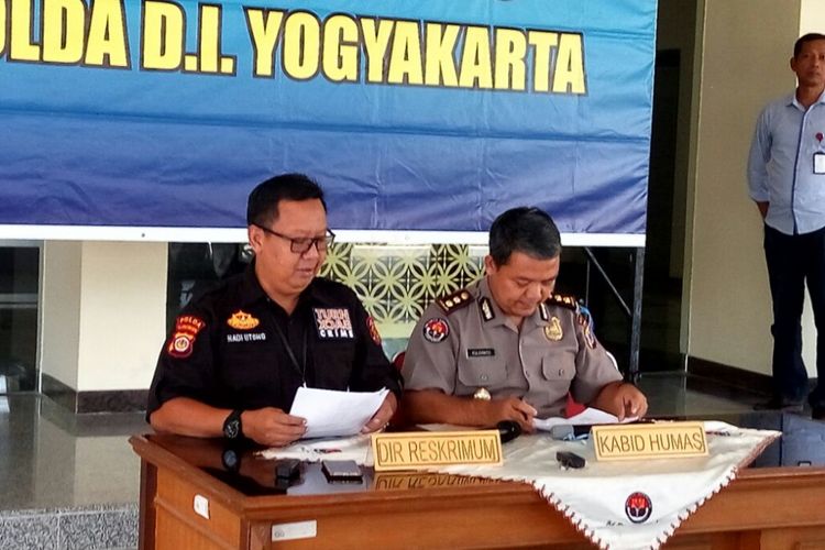 Kabid Humas Polda DIY AKBP Yuliyanto dan Direktur Ditreskrimum Polda DIY Kombes Pol Hadi Utomo saat jumpa pers terkait penetapan 12 tersangka aksi demo buruh yang berakhir ricuh di Yogyakarta, Kamis (3/5/2018). 