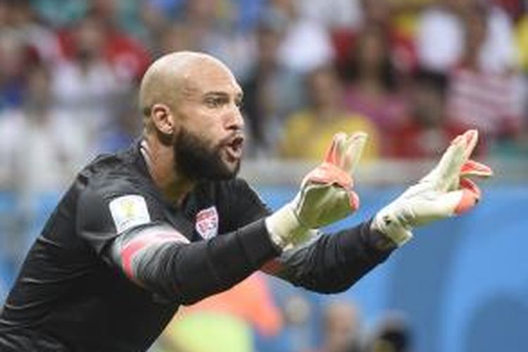 Salah satu aksi kiper Amerika Serikat, Tim Howarf, pada pertandingan 16 besar Piala Dunia 2014 melawan Belgia, di Arena Fonte Nova, Salvador, Selasa (1/7/2014).