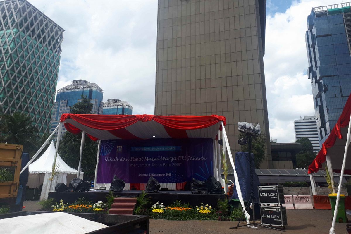 Panggung utama yang dipasang sebuah banner berukuran besar yang bertuliskan Nikah dan Itsbat Massal Warga DKI Jakarta, Menyambut Tahun Baru 2019.di kawasan Park and Ride, Jalan MH Thamrin 10, Jakarta Pusat pada Senin (31/12/2018) malam. 