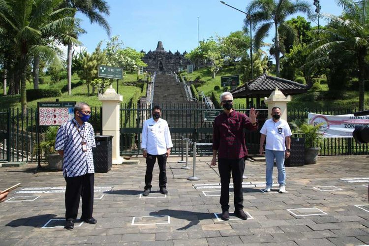 Gubernur Jawa Tengah, Ganjar Pranowo (kemeja merah) didampingi Kepala Seksi Konservasi Balai Konservasi Borobudur (BKB) Yudi Suhartono, Bupati Magelang Zaenal Arifin, dan Direktur Utama TWCB Edy Setijono saat simulasi penerapan new normal, di Taman Wisata Candi Borobudur Magelang, Rabu (10/6/2020).