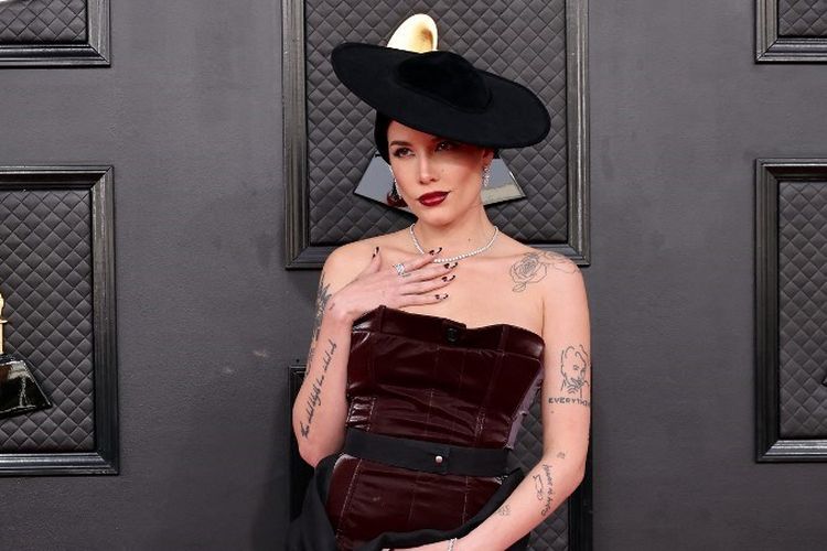 LAS VEGAS, NEVADA - APRIL 03: Halsey attends the 64th Annual GRAMMY Awards at MGM Grand Garden Arena on April 03, 2022 in Las Vegas, Nevada.   Amy Sussman/Getty Images/AFP (Photo by Amy Sussman / GETTY IMAGES NORTH AMERICA / Getty Images via AFP)