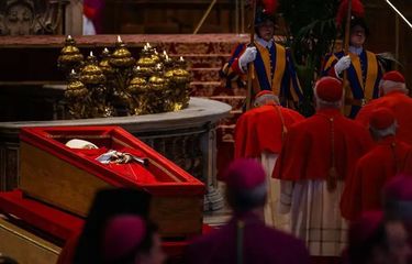 Jenazah Paus Fransiskus saat disemayamkan di Basilika Santo Petrus, Vatikan, pada 23 April 2024