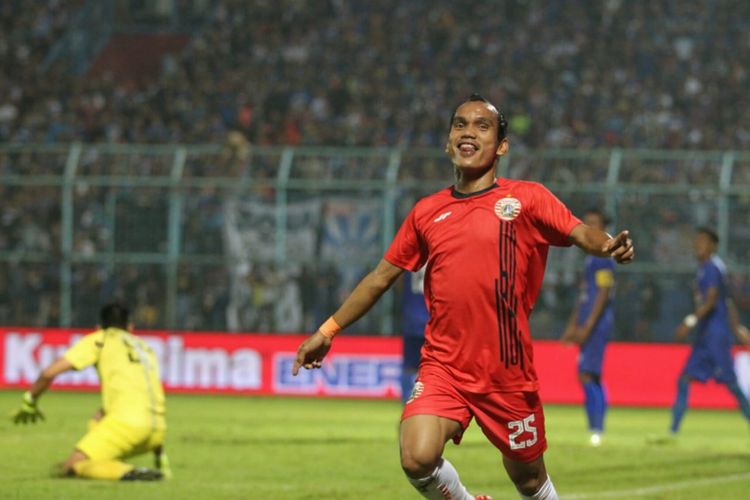 Pemain Persija Jakarta, Riko Simanjuntak merayakan gol yang dicetaknya ke gawang Arema FC pada laga terakhir grup B Piala Gubernur Jawa Timur 2020 yang berlangsung di Stadion Kanjuruhan, Malang, Sabtu (15/2/2020) malam.