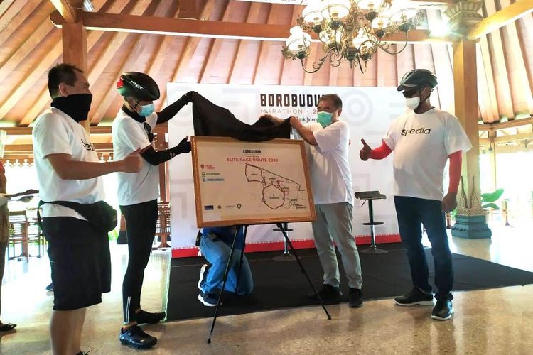Gubernur Jawa Tengah Ganjar Pranowo (dua dari kiri) memperkenalkan Elite Race Borobudur Marathon 2020 di Hotel Manohara Borobudur Magelang, Sabtu (31/10/2020). Borobudur Marathon 2020 Powered by Bank Jateng dan Harian Kompas akan digelar di kompleks Taman Wisata Candi Borobudur pada 15 November 2020.
