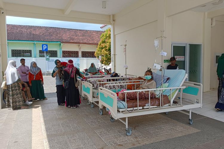 Pasien di RSUD Umar Mas'ud Pulau Bawean, Gresik, Jawa Timur, sempat dibawa keluar dari ruang perawatan saat getaran gempa terasa, Jumat (22/3/2024).