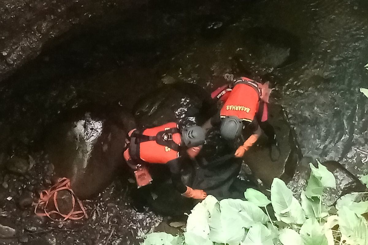 Personel Basarnas Bali mengevakuasi jenazah seorang kakek yang ditemukan tewas di sungai di Desa Petandakan, Kecamatan Buleleng, Kabupaten Buleleng, Provinsi Bali, pada Minggu (19/5/2024). 