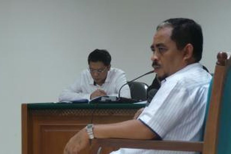 Luthfi Hasan Ishaaq (kanan) bersaksi dalam persidangan Ahmad Fathanah (menunduk), beberapa waktu lalu.