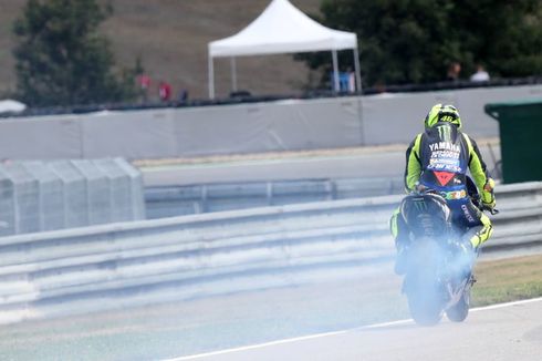 FP2 Motor Rossi ''Jebol'' Keluarkan Asap Biru