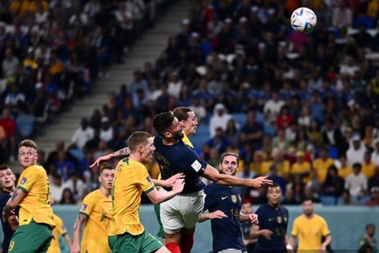 Olivier Giroud saat mencoba mencetak gol dalam pertandingan Perancis vs Australia pada Grup D Piala Dunia 2022 di Stadion Al-Janoub, Rabu (23/11/2022) dini hari WIB. 