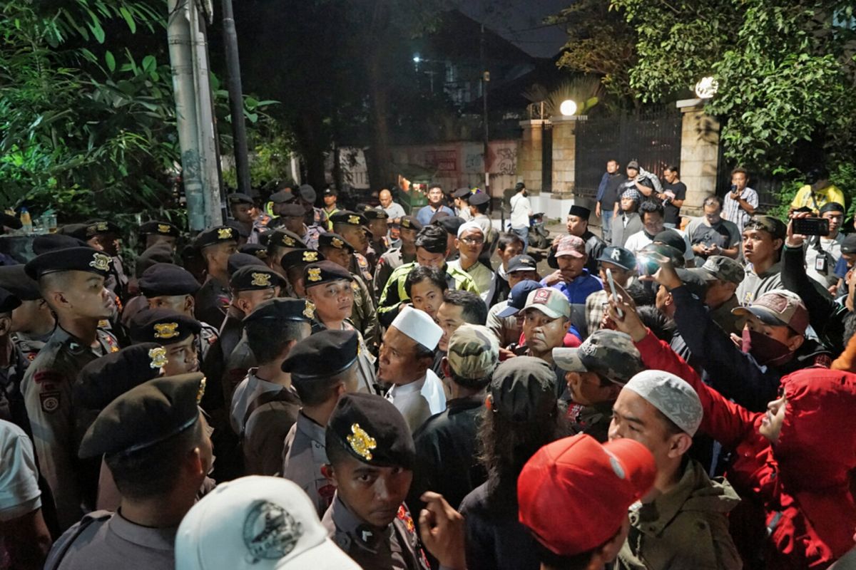 Puluhan massa mengepung kantor Yayasan Lembaga Bantuan Hukum Indonesia (YLBHI) di kawasan Menteng, Jakarta Pusat, pada Minggu (17/9/2017) hingga Senin (18/9/2017) dini hari.   Awalnya, sekitar pukul 21.30, puluhan massa tanpa spanduk dan atribut aksi menggelar unjuk rasa di depan kantor YLBHI.  Mereka berorasi, meminta pihak YLBHI menghentikan acara yang digelar di dalam gedung sejak sore. Mereka menuding acara tersebut merupakan sebuah diskusi soal kebangkitan Partai Komunis Indonesia (PKI). Tidak hanya berorasi, mereka juga meminta untuk masuk ke dalam kantor YLBHI  Ganyang PKI! Ganyang PKI, teriak puluhan massa aksi itu.