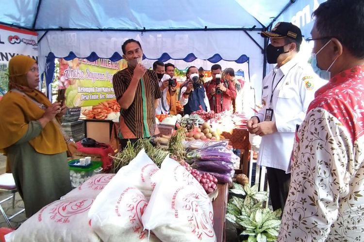 Bupati Wonogiri, Joko Sutopo bersama Wakil Bupati, Setyo Sukarno, Ketua DPRD, Sriyono dan Kepala Dinas Pertanian dan Pangan, Baroto Eko Pujanto meninjau stan penjualan olahan makanan hasil pertanian usai mengikuti apel peringatan Hari Krida Pertanian, Rabu (22/6/2022).