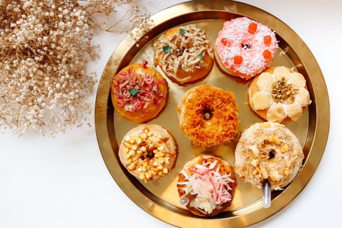 Donat varian rasa khas Indonesia dari kolaborasi Dough Darling X MamiToko