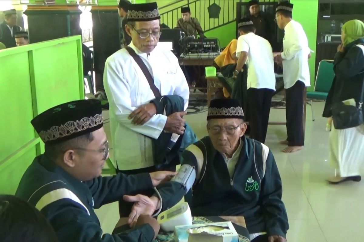 Petugas memeriksa kesehatan tensi darah Mbah Harjo Mislan, calon jamaah haji tertua se Indonesia.asal Kabupatrn Ponorogo, Jawa Timur. 