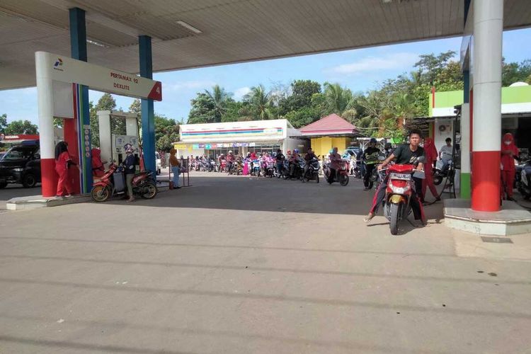 Antrean panjang terjadi di SPBU Jalan Raya Serang Rangkasbitung, Petir, Kabupaten Serang, Banten jelang kenaikan harga tiga jenis BBM
