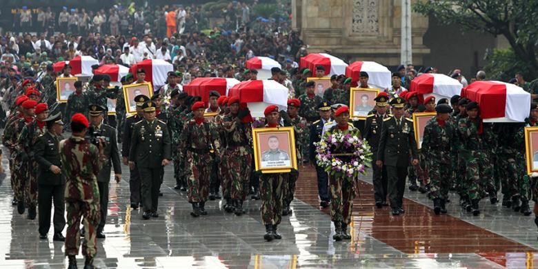 Pemakaman jenazah korban jatuhnya helikopter Bell 412 EP milik TNI Angkatan Darat di Taman Makam Pahlawan Kalibata, Jakarta, Selasa (22/3/2016).