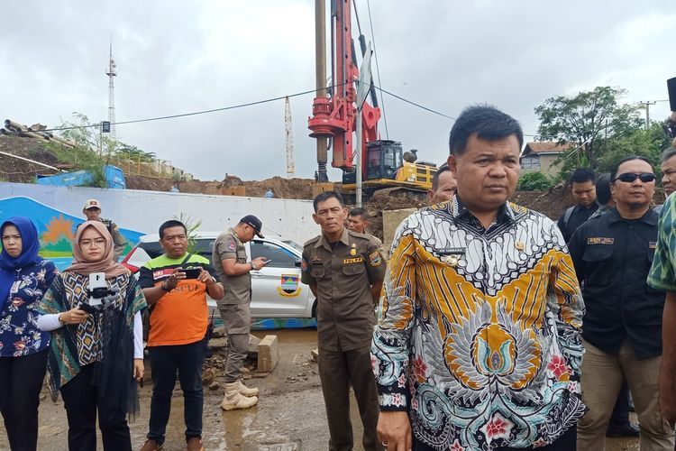 Bupati Bandung Barat Aa Umbara Sutisna meninjau lokasi banjir di Kampung Lebaksari, Desa Mekarasi, Kecamatan Ngamprah, Kabupaten Bandung Barat, Kamis (2/1/2019).