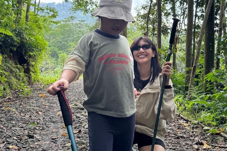 Sebulan Usai Kepergian Vidi Aldiano, Sheila Dara Kembali Senyum saat Hiking Bareng Keluarga Dion Wiyoko