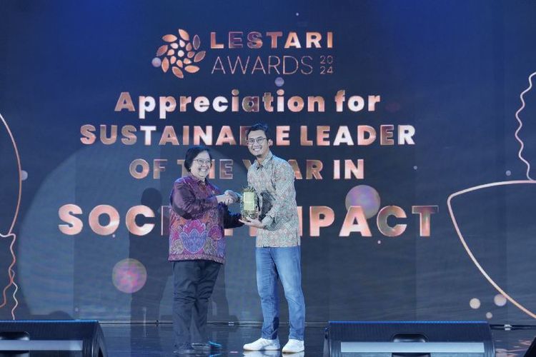 Dirut BRI Sunarso Raih Penghargaan Sustainable Leader of the Year in Social Impact Lestari Awards 2024