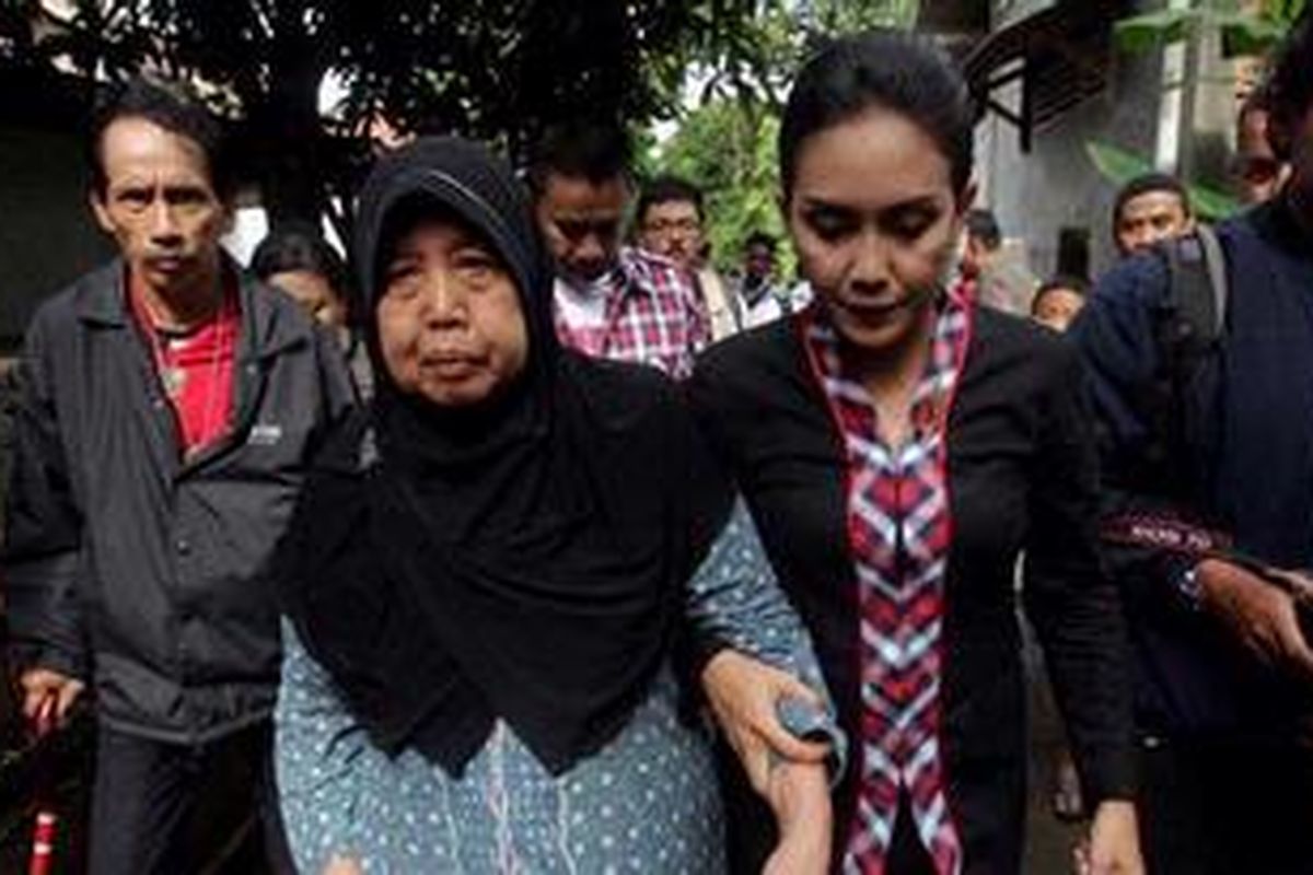 Calon Gubernur Jawa Barat, Rieke Diah Pitaloka menuntun Mahiya (50) usai menggunakan hak pilihnya pada Pemilihan Kepala Daerah (Pilkada) Jawa Barat 2013 di Kukusan, Depok, Jawa Barat, Minggu (24/2/2013). Lima pasangan calon gubernur dan wakil gubernur Jawa Barat bertarung pada pemilihan gubernur Jabar periode 2013-2018. 