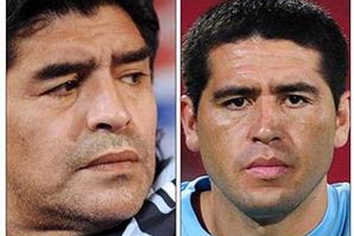 Pelatih Argentina, Diego Maradona (kiri) dan gelandang Juan Roman Riquelme.