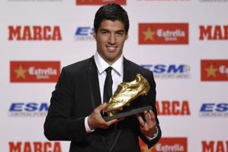 Striker Barcelona asal Uruguay, Luis Suarez, menerima penghargaan sepatu emas di Barcelona, Rabu (15/10/2014), atas keberhasilannya menjadi pencetak gol terbanyak di kompetisi Eropa pada musim 2013-14.