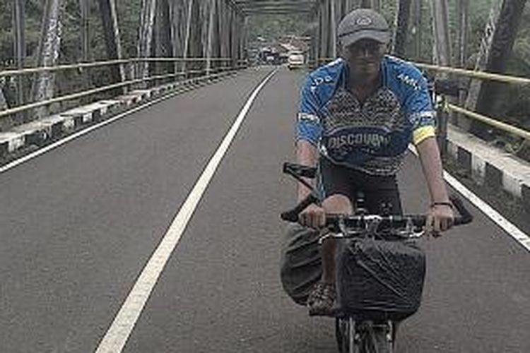 Melintas Jembatan Cikaso di Kabupaten Sukabumi, Jawa Barat.