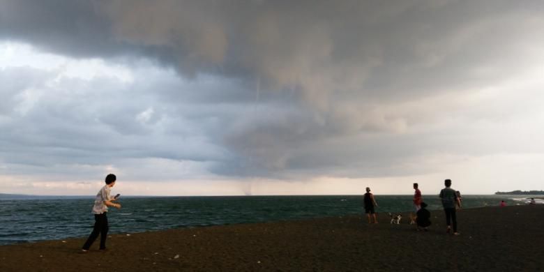 Fenomena waterspout atau belalai air di Selat Bali terlihat jelas di Pantai Boom, Banyuwangi, Jawa Timur, Rabu (17/2/2016).