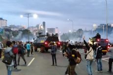 Pukul 17.45, Terpicu Suara Tembakan dari Slipi, Demonstran Lempar Petasan ke Polisi