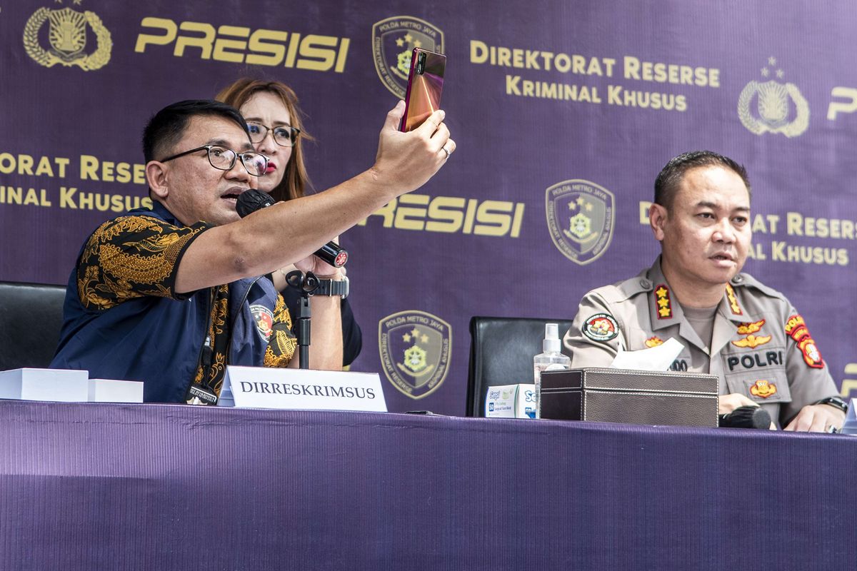 Dirreskrimsus Polda Metro Jaya Kombes Pol Auliansyah Lubis (kiri) bersama Kabid Humas Polda Metro Jaya Kombes Pol Trunoyudo Wisnu Andiko (kanan) memberikan keterangan kepada media terkait pengungkapan kasus penyelundupan barang bekas dan ilegal di Polda Metro Jaya, Jakarta, Jumat (24/3/2023). Dalam pengungkapan tersebut polisi berhasil mengamankan dua tersangka dengan barang bukti 535 bal karung pakaian, 577 unit ponsel ilegal dan 27 unit tablet ilegal.