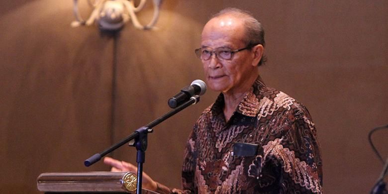 Tokoh masyarakat Buya Syafii Maarif memberikan paparannya pada acara Simposium Nasional Membedah Tragedi 1965, di Jakarta, Senin (18/4/2016).