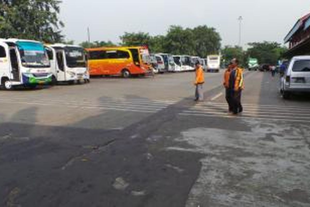 Terminal AKAP Kampung Rambutan, Jakarta Timur. Kamis (17/7/2014).