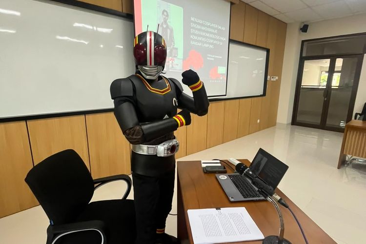 Mahasiswa USD Jogja Cosplay Kamen Rider Saat Sidang Proposal, Bahas Stigma 
