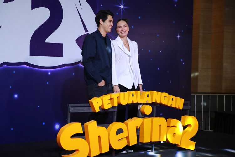 Artis peran Luna Maya ditemani kekasihnya, Maxime Bouttier, menghadiri Gala Premiere Film Petualangan Sherina 2 di XXI Epicentrum, Kuningan, Jakarta Selatan, Senin (25/9/2023).