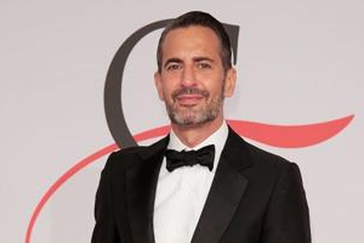 Desainer Marc Jacobs yang mengejutkan follower Instagram-nya setelah mengunggah foto tanpa busa yang memperlihatkan bagian dada ke bawah di akun Instagram @themarcjacobs