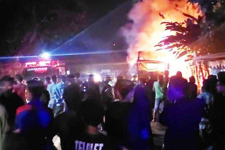 Bus Gunung Harta terbakar di Jalan Raya Desa Mlandingan Wetan, Kecamatan Bungatan, 
Kabupaten Situbondo, Kamis (1/9/2022). Tidak ada korban jiwa dalam kejadian ini.