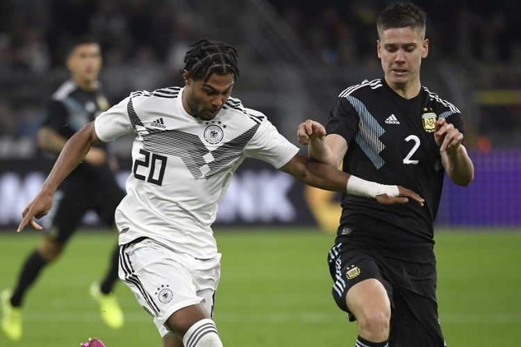 Serge Gnabry dibayang-bayangi Juan Foyth pada laga Jerman vs Argentina dalam uji coba internasional di Stadion Signal Iduna Park, 9 Oktober 2019. 