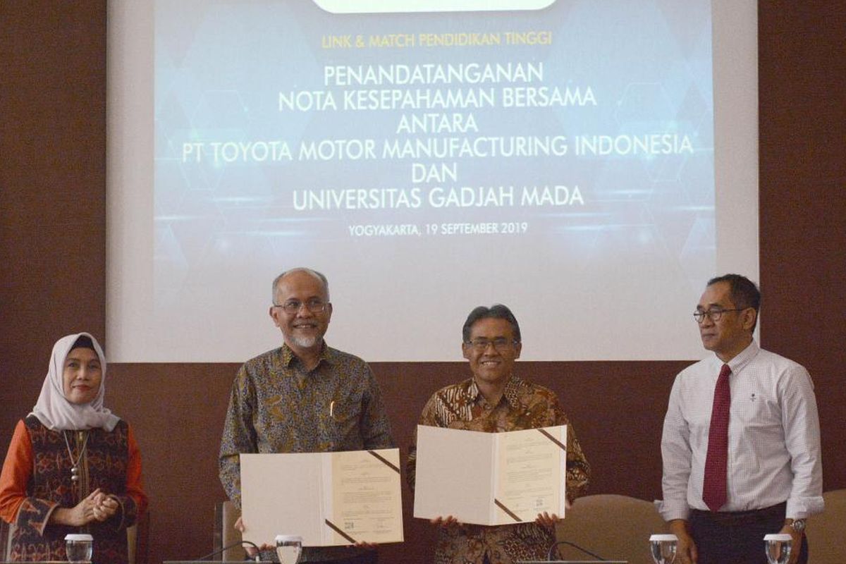 Sinergi Industri dan Akademisi Perkuat Daya Saing Nasional--President Direktur PT Toyota Motor Manufacturing Indonesia (TMMIN) Warih Andang Tjahjono (kedua kiri) dan Rektor Universitas Gajah Mada (UGM) Yogyakarta Panut Mulyono (kedua kanan), Direktur IKM LMEA Kemenperin Endang Suwartini (kiri) dan Wakil Rektor Bidan Kerjasama dan Alumni UGM Paripurna (kanan) pada acara penandatanganan Memorandum of Understanding (MoU) antara TMMIN dan UGM untuk bidang kemitraan pendidikan, penelitian dan pengabdian masyarakat, di Gedung Rektorat UGM Yogyakarta, Kamis, (19/9/2019).