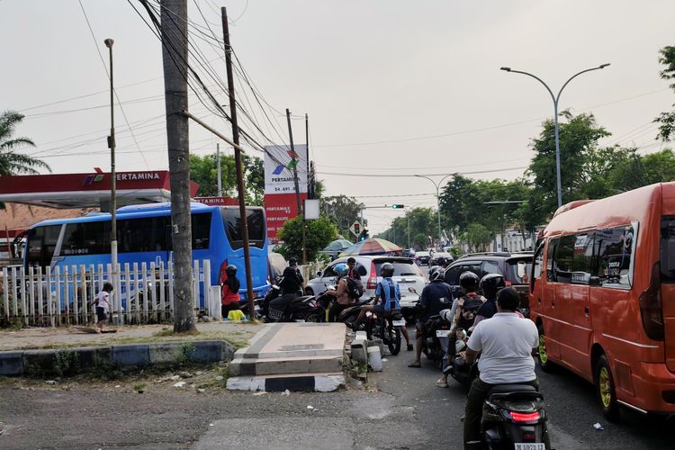 Solar di Bangkalan Masih Langka, Sopir Angkot Keliling Cari BBM dan Naikkan Tarif