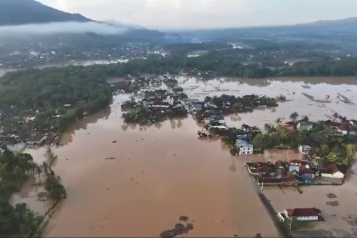 Foto-foto udara banjir akibat anak Sungai Citanduy meluap mengepung empat kampung dan merendam 906 rumah warga di Desa Tanjungkerta, Kecamatan Sukaresik, Kabupaten Tasikmalaya, Jawa Barat, Jumat (14/3/2025).