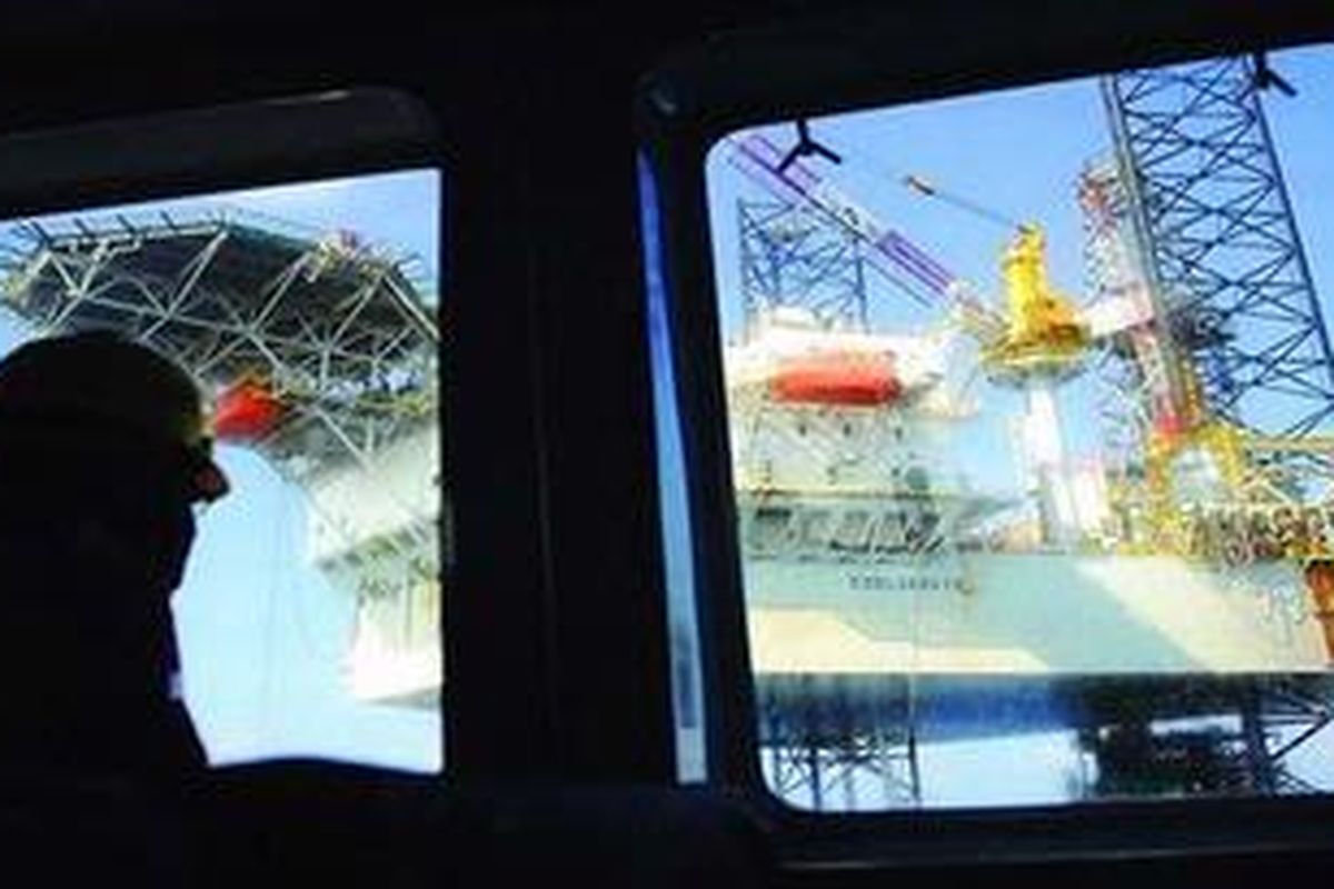 Rig KE 38 di utara lepas pantai Kabupaten Bangkalan, Jawa Timur, Selasa (9/8/2011). PT Pertamina Hulu Energi West Madura Offshore akan mengebor lima sumur baru mulai bulan Agustus sampai akhir 2011 dengan target produksi minyak mencapai 20.000 barrel minyak per hari dan 30.000 barrel minyak per hari pada 2012.