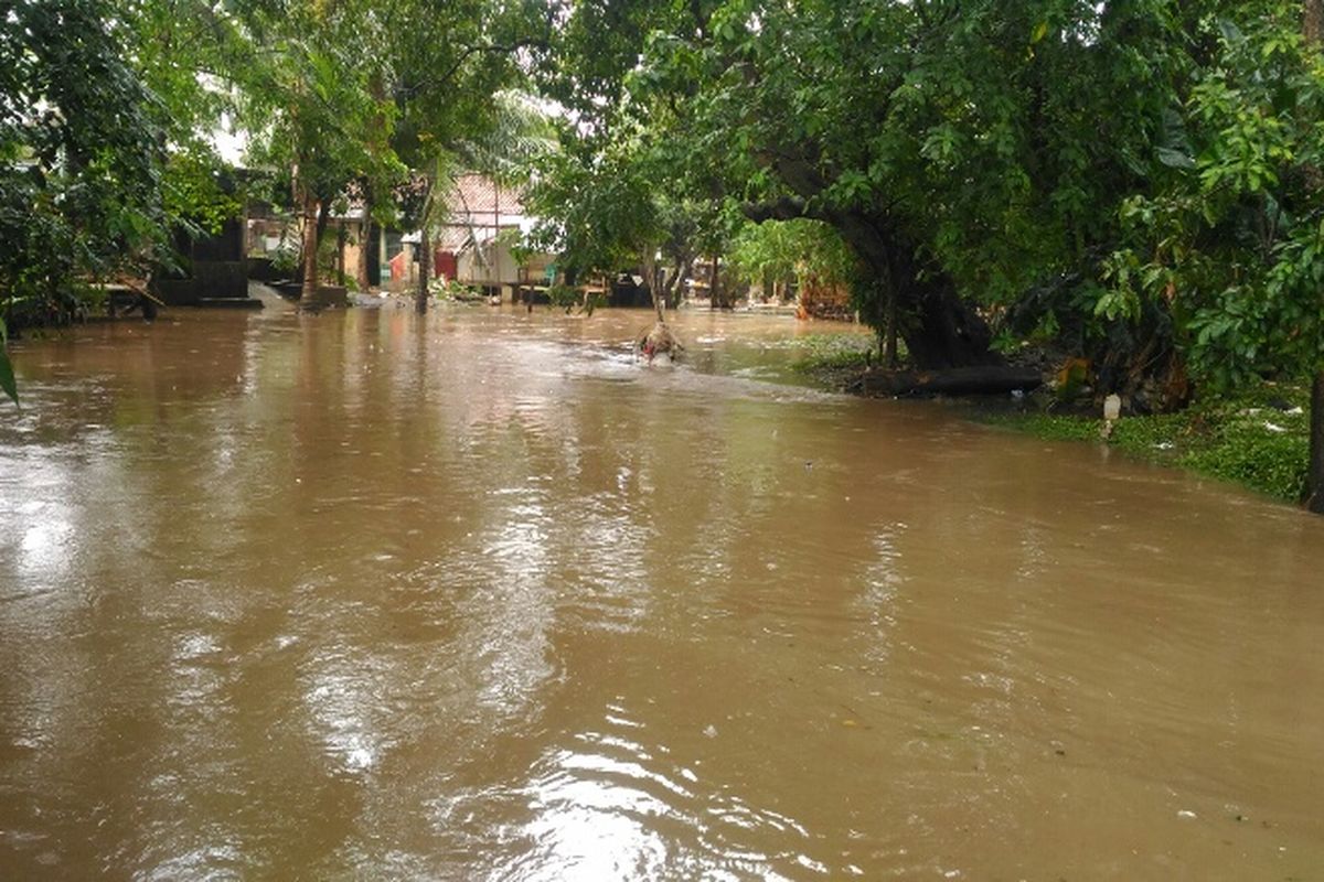 Kondisi Kali Sunter yang meluap di RW 003 dan RW 004, Cipinang Melayu, Makasar, Jakarta Timur, Senin (5/2/2018).