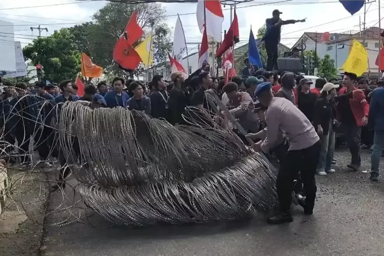 Demo Lampung Hari Ini, Kawat Berduri di DPRD Dibuka, Massa Aksi Mulai Masuk Perlahan