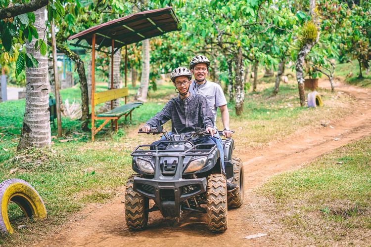 Aktivitas naik ATV di kampoeng kopi banaran, Semarang