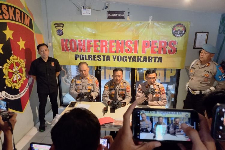 Kapolsek Kotagede (tengah) saat memberikan penjelasan kasus perusakan makam, Selasa (20/5/2025)