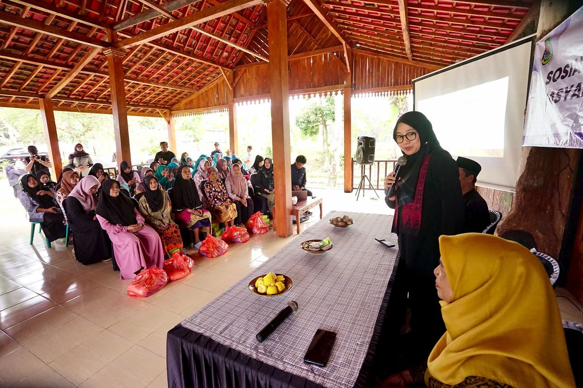Bupati Banyuwangi Ipuk Fiestiandani saat memberikan literasi keuangan ke emak-emak warga Desa Sumberbulu.